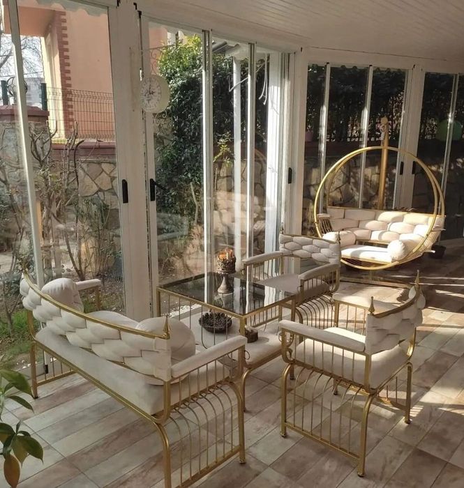 Канапе и две столчета