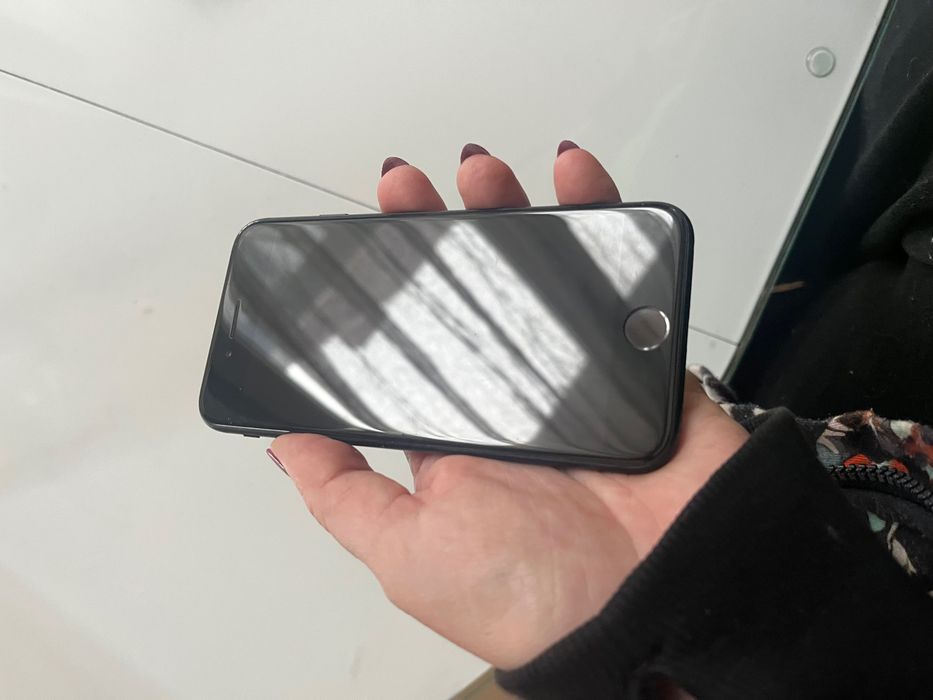 iPhone 7 32GB с противоударен калъф UAG