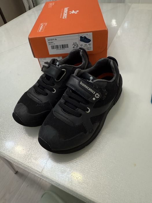 Кроссовки черные на 29 размер