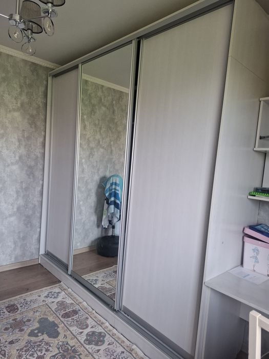 Шкаф купе 2.5 метра, стол, полки.