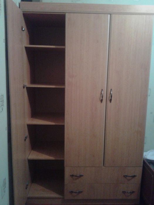 Продам трёхстворчатый шкаф Фабричный.