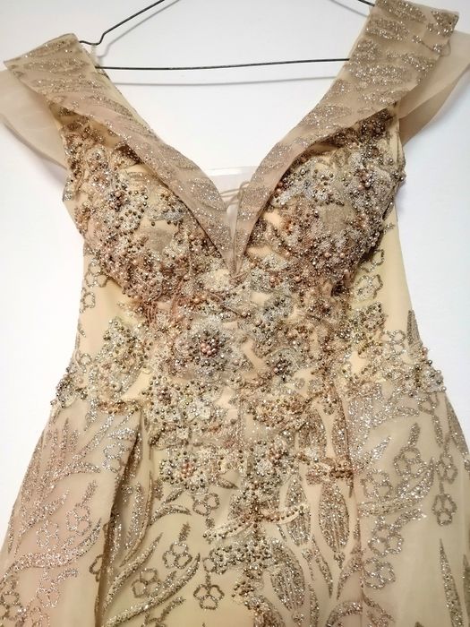 Rochie nouă, de eveniment tip sirenă cu trenă, pe corp.