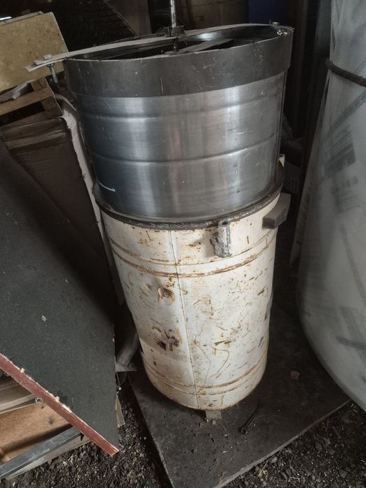 Продам медогонку на 2 рамки