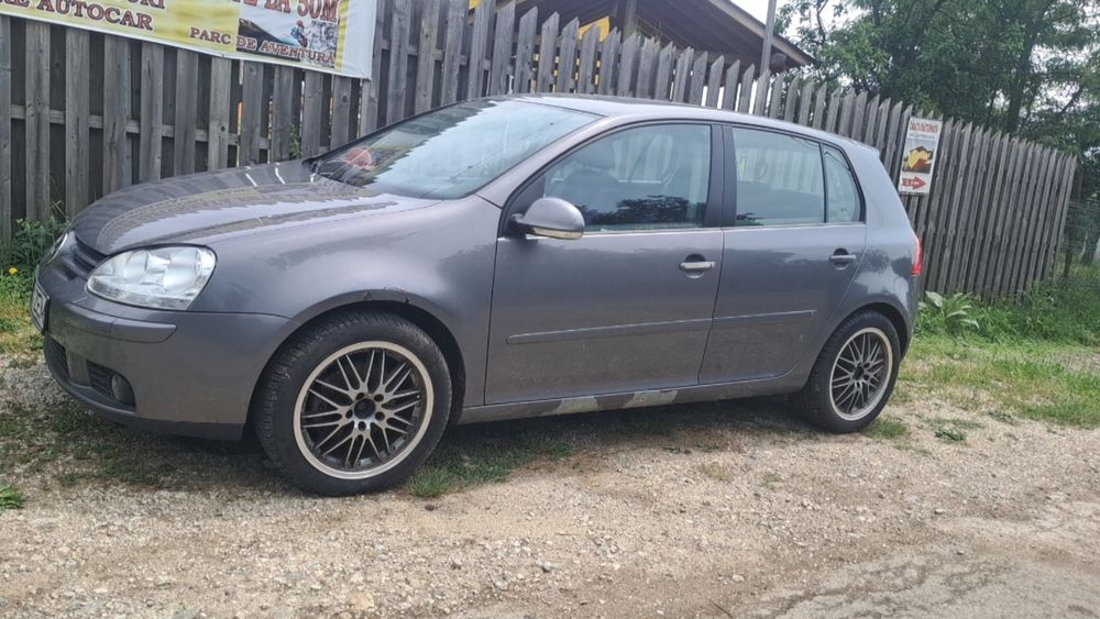 Vând golf 5 model simplu