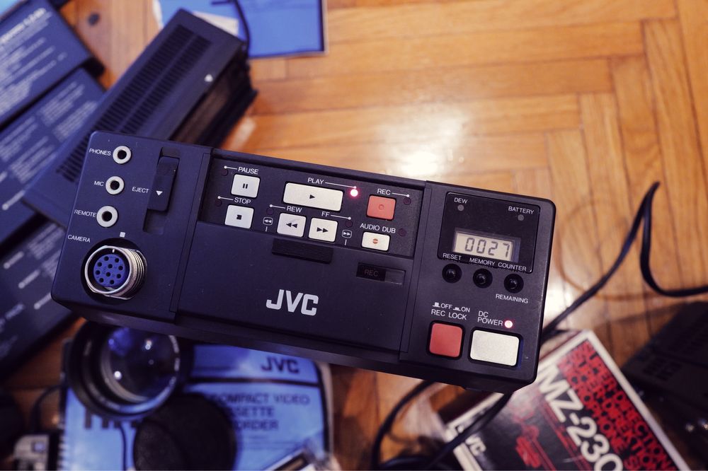 JVC monitoare CRT si Video VHS C portabile pentru Nintendo Sega PS1