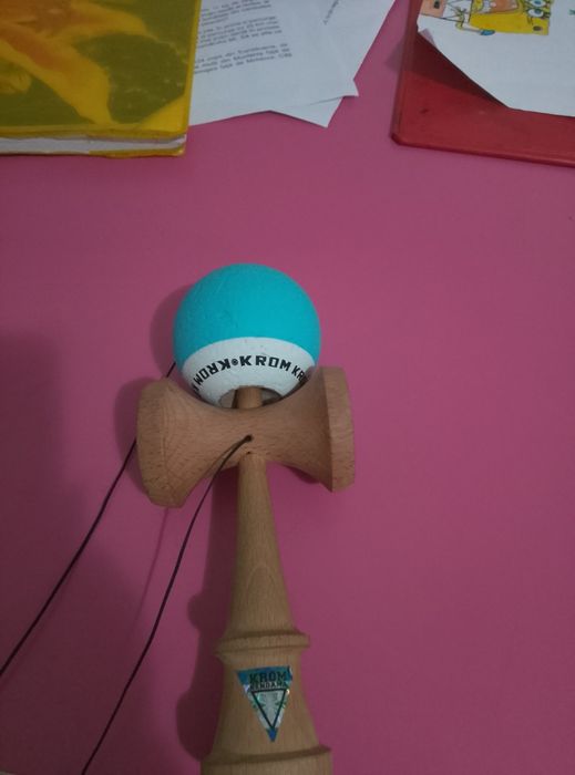 Vând kendamă krom pop sticky albastra