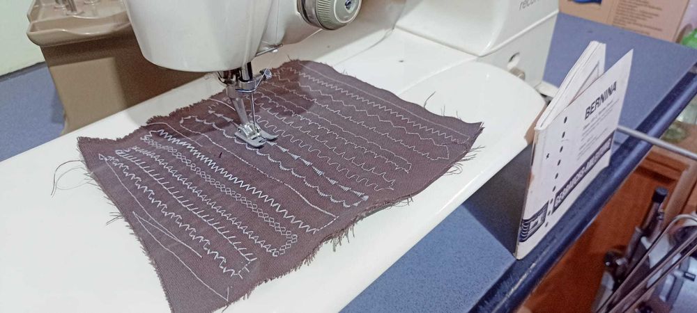 Masina de cusut Bernina Record cu tija de acctionare la genunchi