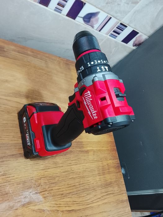 Autofiletanta Milwaukee cu mandrina și o baterie de 6a