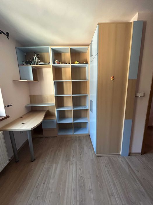 Mobilier camera copii format din pat+somiera, dulap, birou si rafturi.