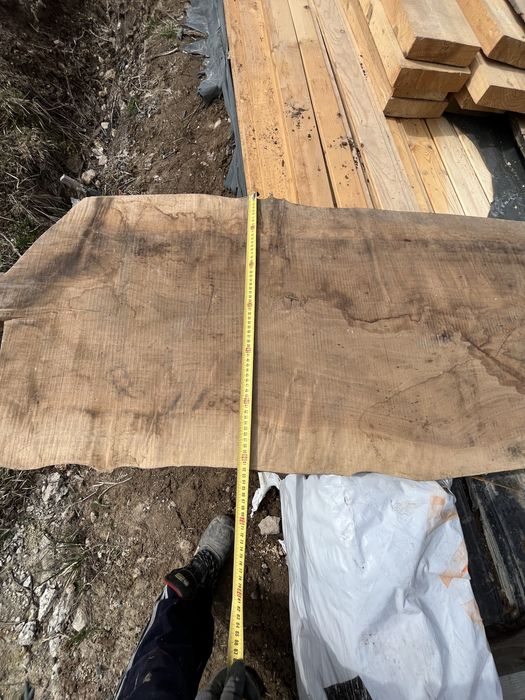 O bucata de cherestea nuc