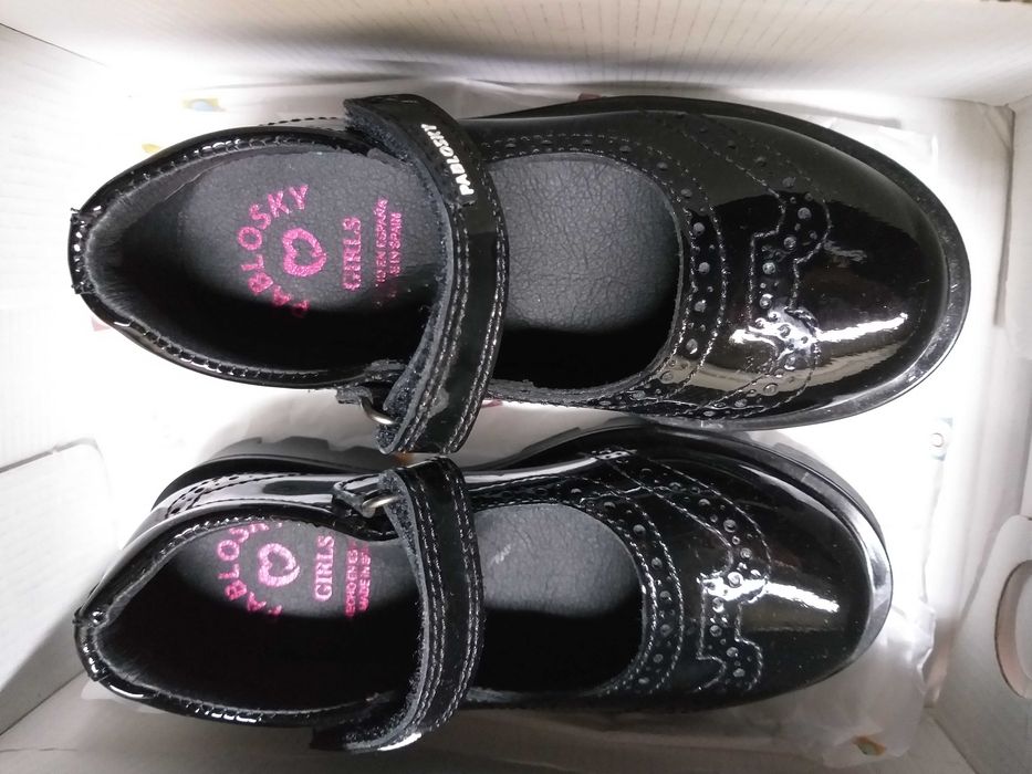 нови сандали  с перли 27 номер