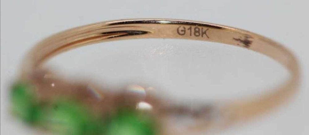 Inel aur 18 k cu tsavorite si mici diamante