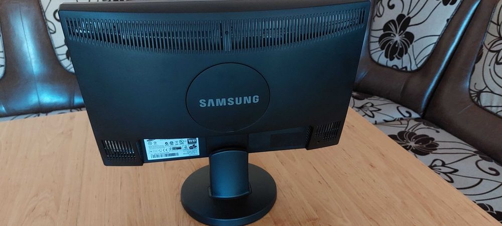 Monitor Samsung 19 inch...48,5 cm !  În stare excelentă,  funcțional