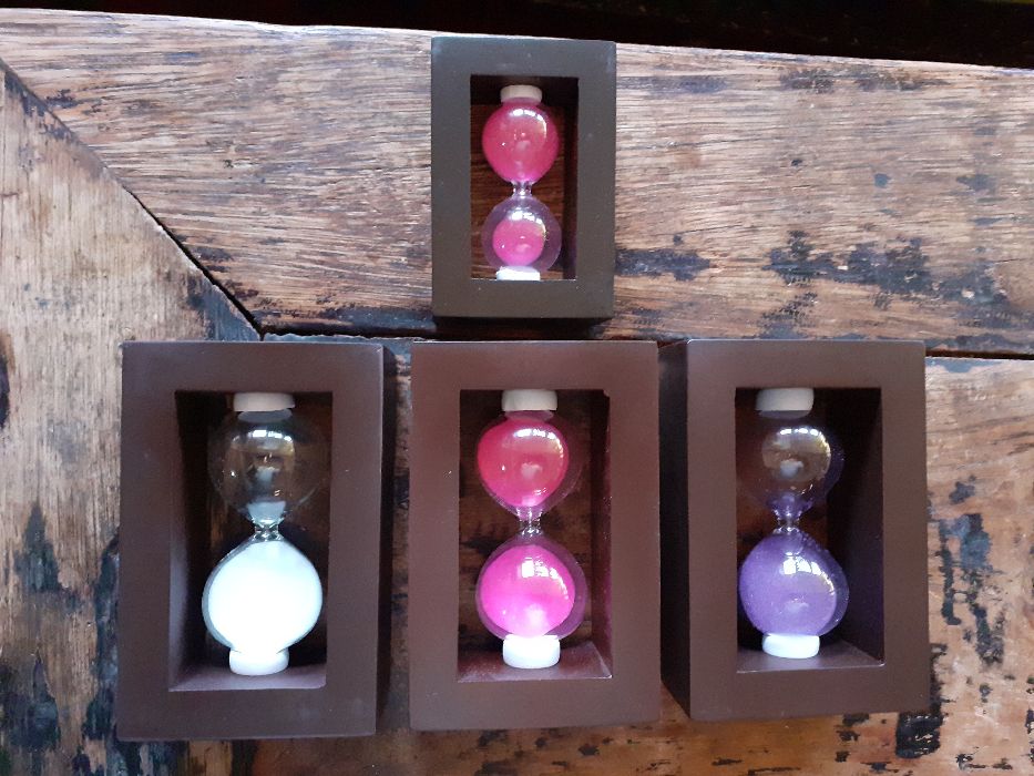 пясъчен часовник дърво и стъкло с цветен пясък