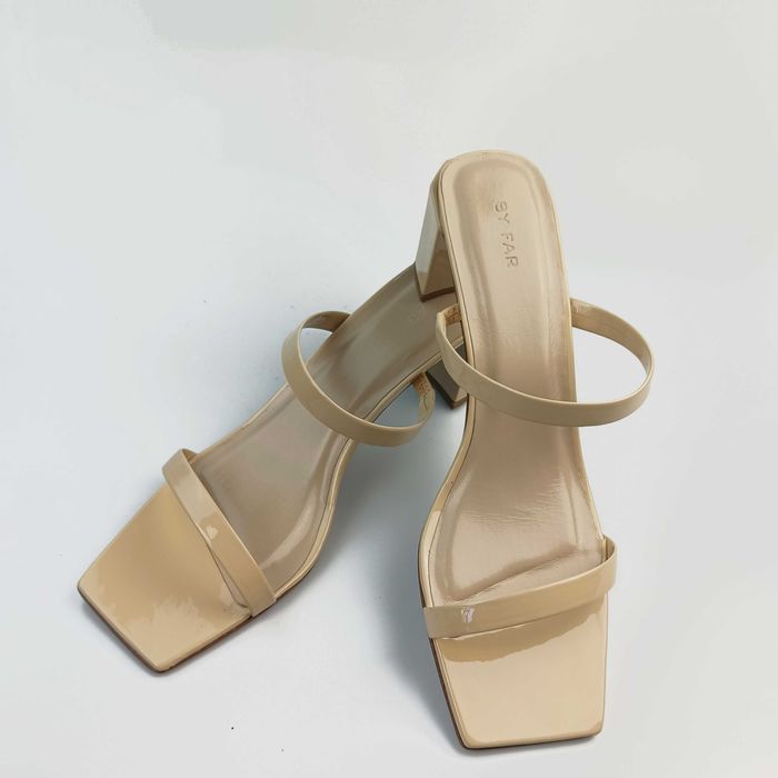 Лачени чехли BY FAR Tanya Patent Leather Mules, дамски сандали цвят нуд / бежово, летни дамски обувки, елегантни дамски сандали