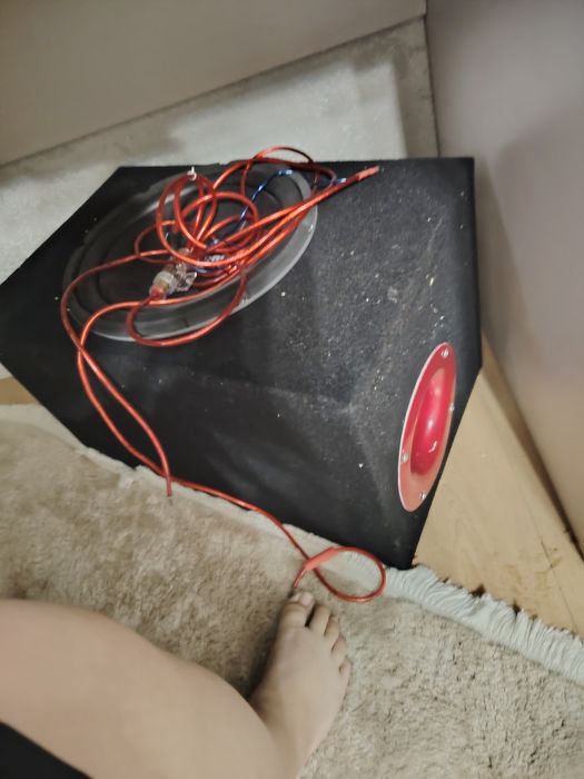 Продаётся сабвуфер JBL с корпусом