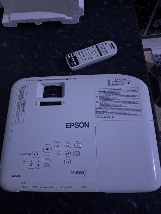 Proyektor sotiladi. Прадаетца проектор Epson