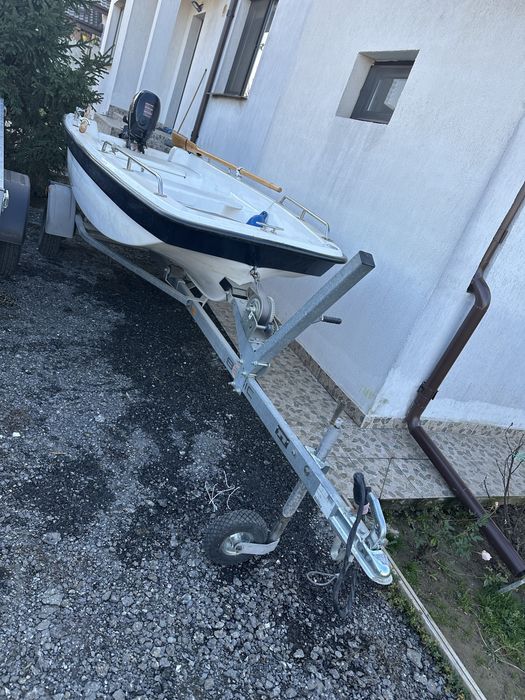 Vand barca cu motor.