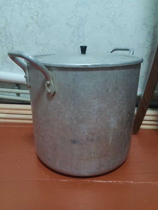 Алюминиевая кастрюля с крышкой