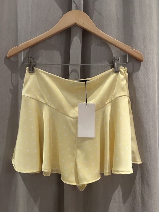 Жълти къси панталонки на точки ZARA