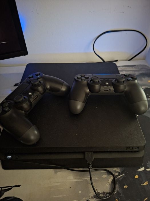 Продам ps4  два геймпала подписка на год
