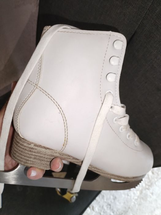 Кънки за фигурно пързаляне