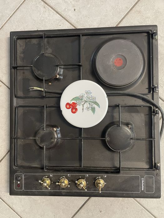 Plită cu 3 ochiuri pe gaz si unul electric