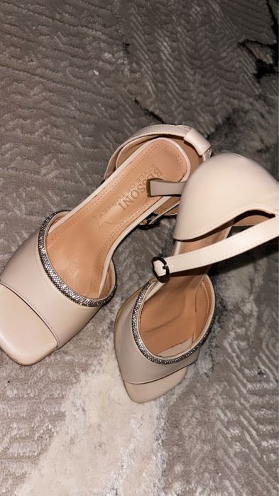 Продам туфли на каблуке размер 37