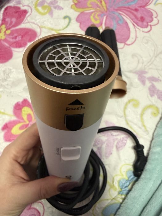 Уред тип dyson за къдрици