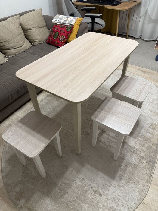 Стол и 3 стула (табуретки)