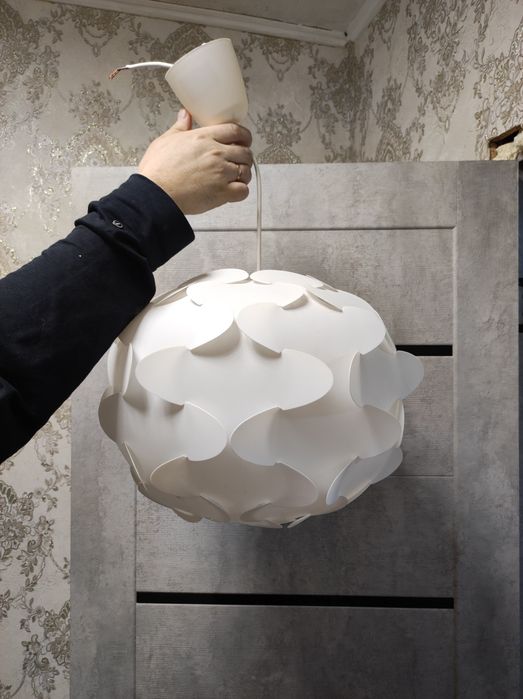 Продам белую люстру