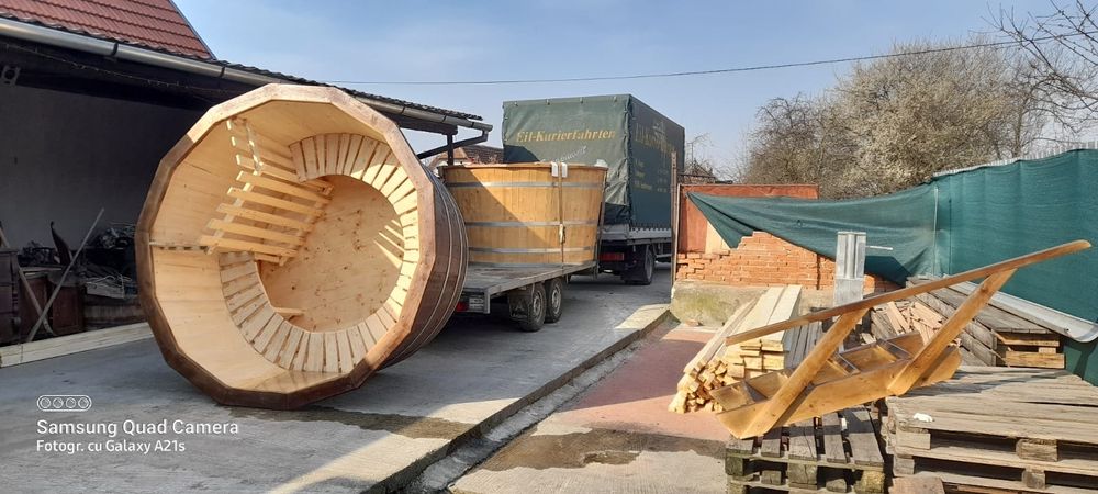 Дървено джакузи осигуряваше домашен уют и релакс в градината.