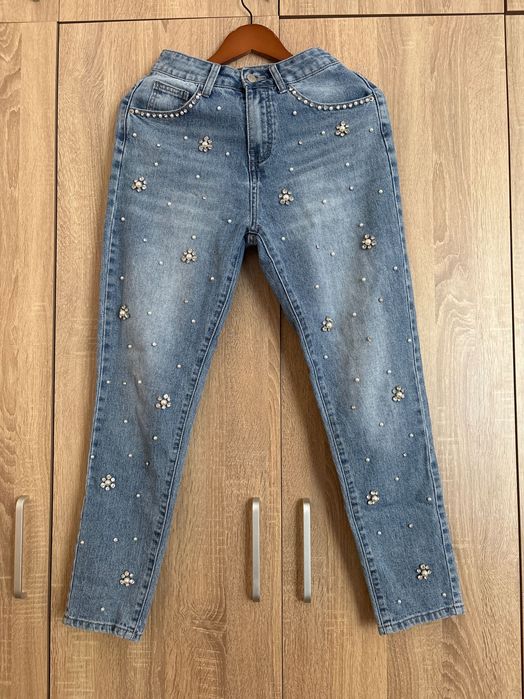 Свежи дънки с камъни