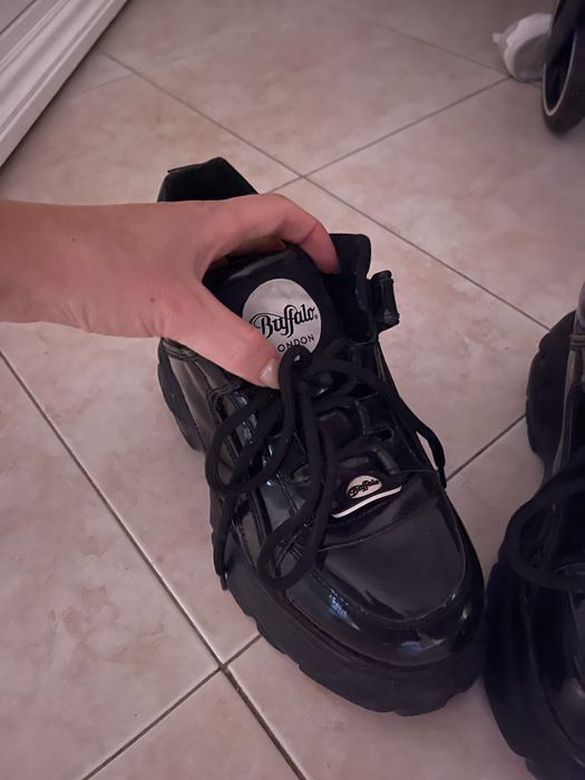 Buffalo черни лачени