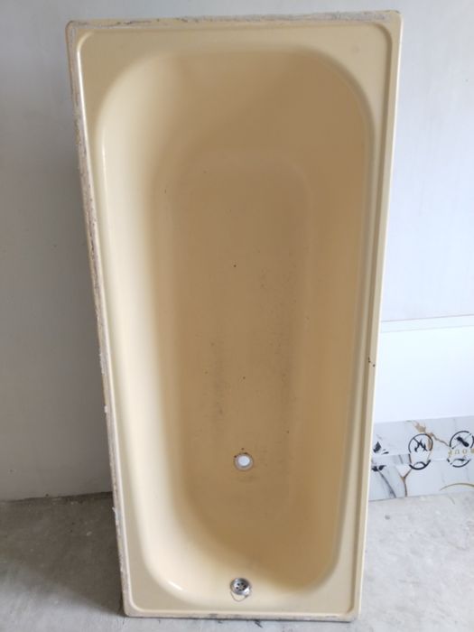 Продаётся б/у металлическая ванна.