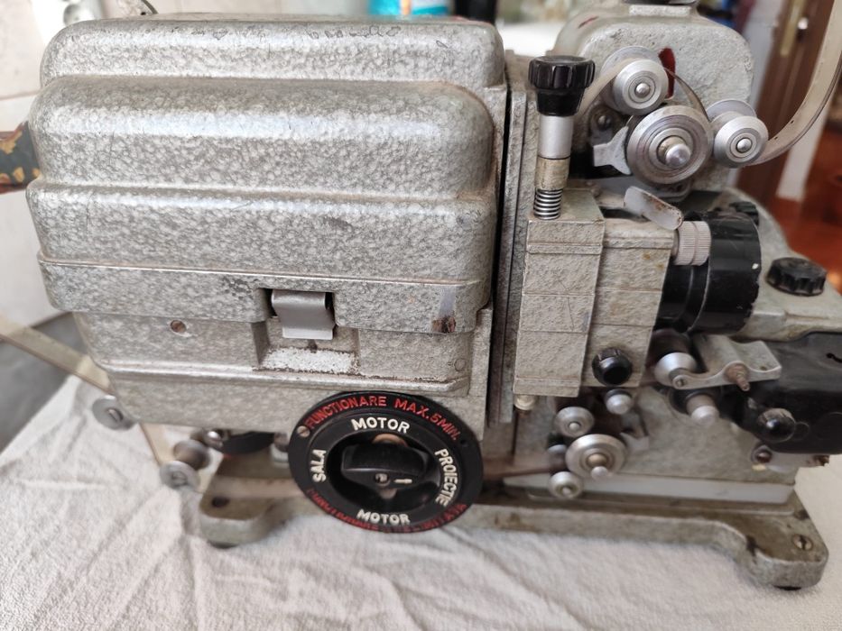 Vând aparat de proiectie vintage cu peliculă de 16 mm