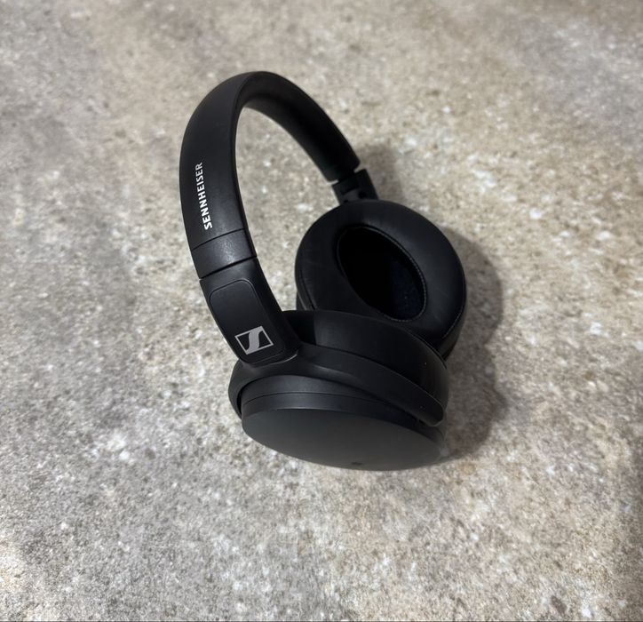 Vând căști audio Sennheiser HD 350BT, over-ear, wireless, Bluetooth, culoare neagră.