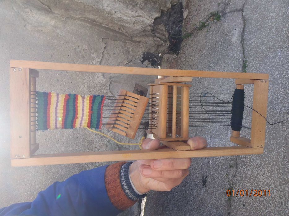 Ретро играчка - дървен детски тъкачен стан.