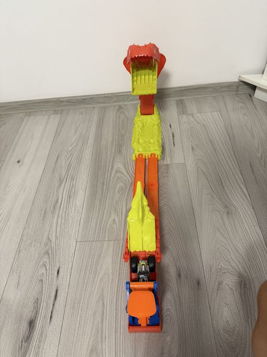 Hot Wheels Monster Truck Invinge Sarpele Urias