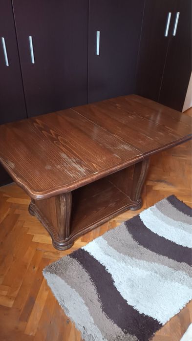 Масивна дървена маса