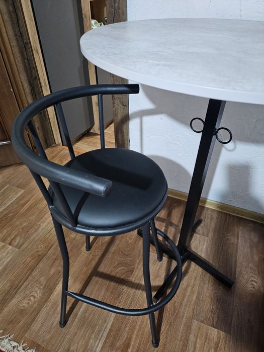 Барный стол и стулья