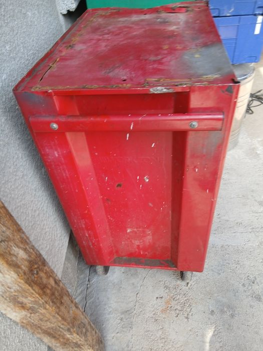 Шкаф за инструменти