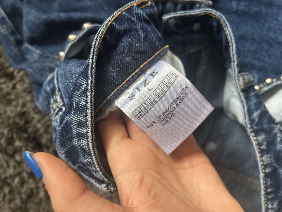 Дънки с капси и ефектен модел