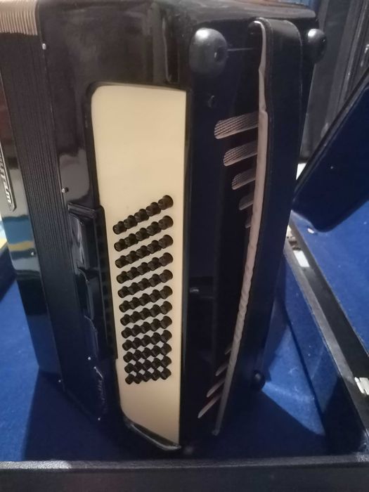 Акордеон Weltmeister Stella 60 баса - Отлично състояние