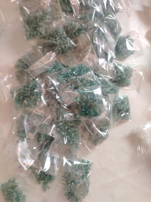 Бисеры 5 тонн оптом отдам, разные виды есть.