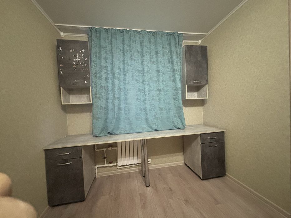 Стол со шкафом и тумбами