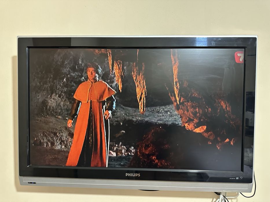 Телевизор Philips  107 диагональ