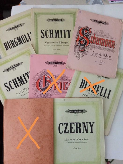 Нотни партитури, музикални албуми  и школи за пиано