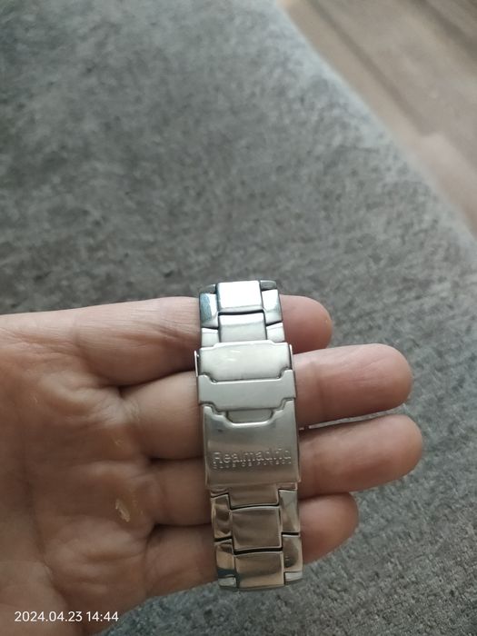 Продам фирменные ручные часы.