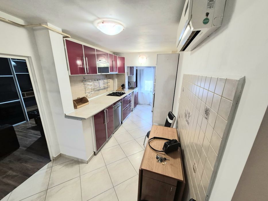 Închiriez 3 camere micro 16